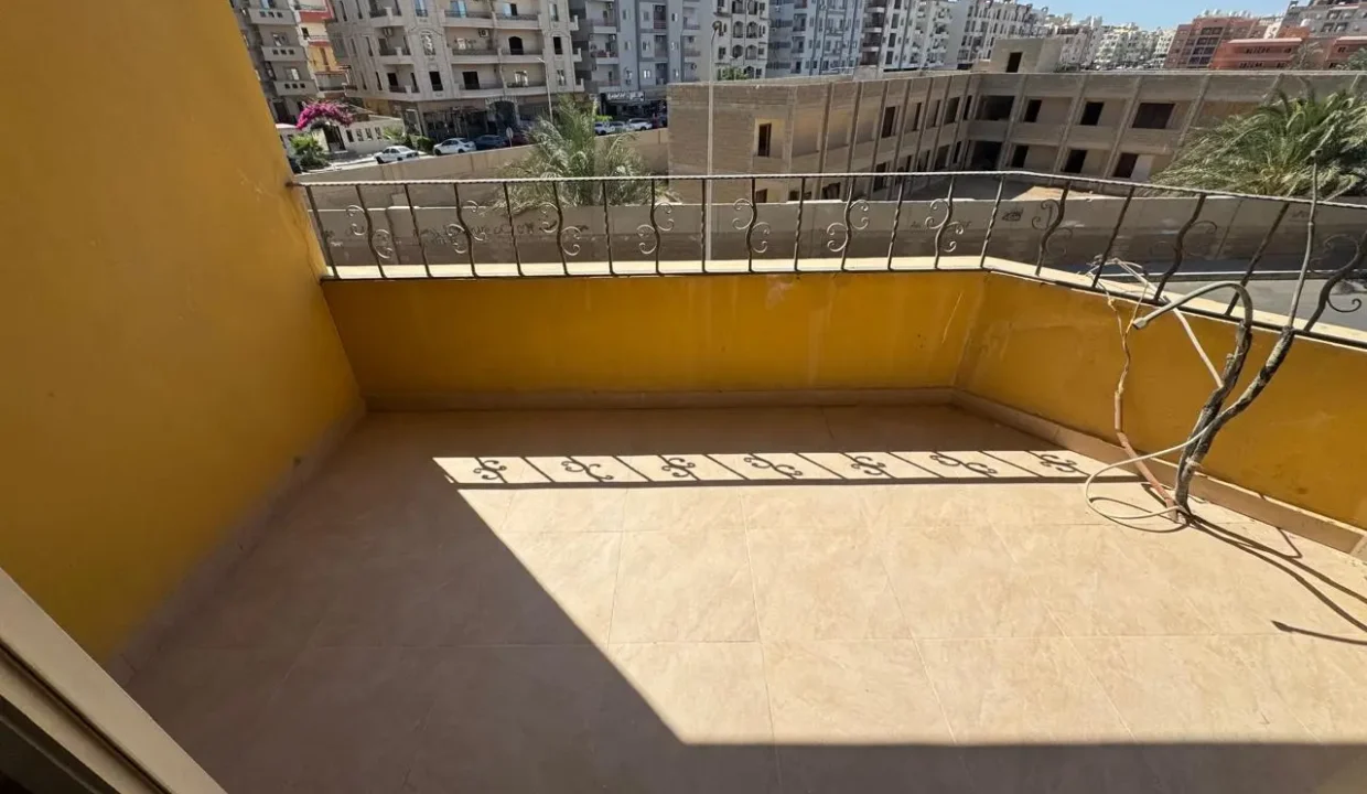 British Resort Compound - Image 4