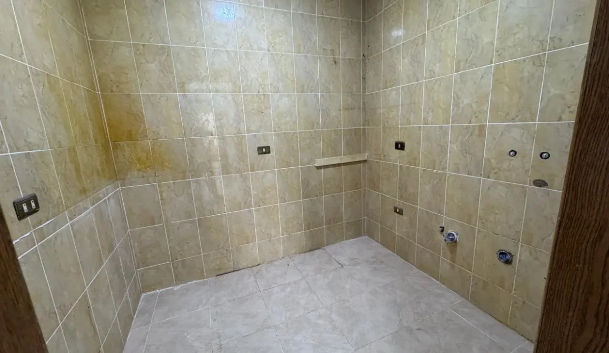 British Resort Compound - Image 5